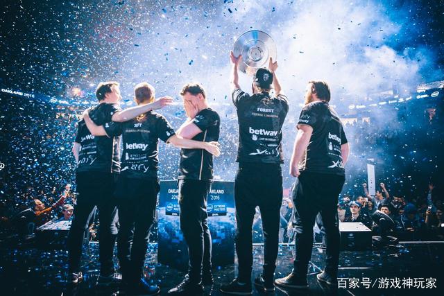 場緊張激烈 場緊張激烈